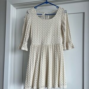 Elegant Cream Lace Dress - Size M
